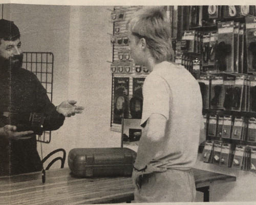 Rolf Beinert und Kunde im Jahre 1990 an der Verkaufstheke. Kamera, Filmequipment, Panasonic, Gimbal