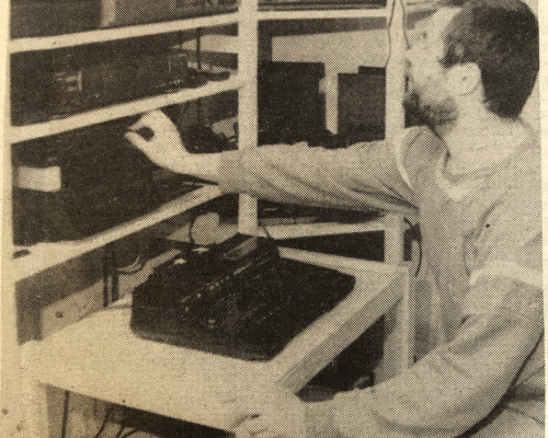 Das Bild zeigt Rolf Beinert im damaligen "Studio Beinert", umgeben von der damals modernen Technologie. 