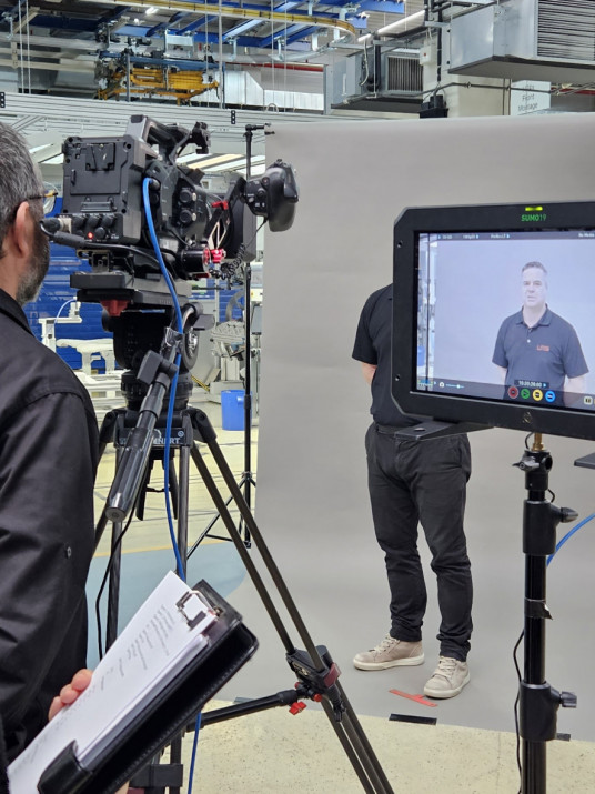 Filmproduktion bei Team Beinert: Unser Filmteam filmt ein Testimonial in einer modernen Industrieumgebung. Diese Szene zeigt unseren Prozess der Videoproduktion, hier für einen Recruitingfilm. Besuchen Sie www.teambeinert.de für mehr Informationen zu unseren kreativen Filmproduktionslösungen